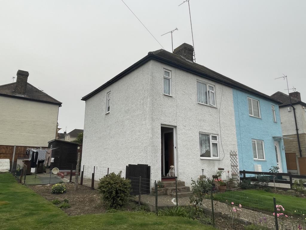 Lot: 105 - HOUSE AND DEVELOPMENT SITE FOR INVESTMENT WITH PROTECTED STATUTORY TENANT - Front of house for investment